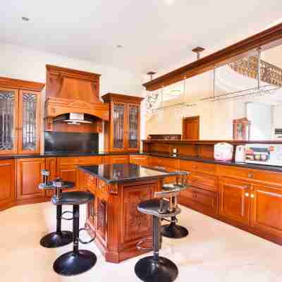 KN1 Holiday Villa Dining/Meeting Rooms