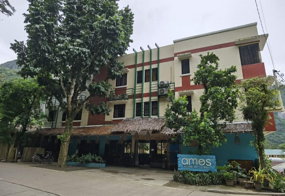 Amos Pili Tree Inn
