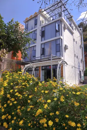 Fuxian Lake Xianqingyizhi Hotel Отели рядом с достопримечательностью «Fuxian Lake Shijia Cherry Blossom Garden»