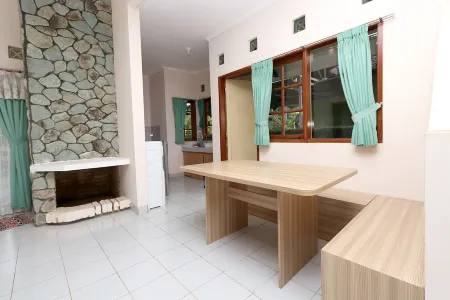 Villa ChavaMinerva Aries Ciater with Private Pool Отели рядом с достопримечательностью «Kiara Pool Ciater Spa Resort»