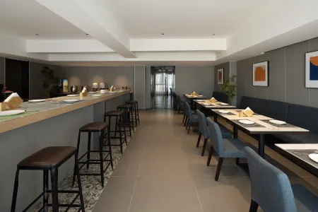 Blue Geometry Hote!Zhengzhou XinzhengInternational AirportBranch