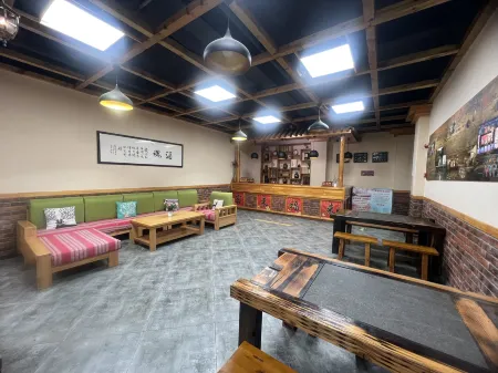 Zui Ju Wine Culture Themed Homestay Отели в г. Хучжу-Туский автономный уезд