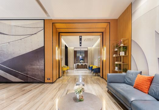 Ruiting Hotel의 넓고 모던한 객실 내부