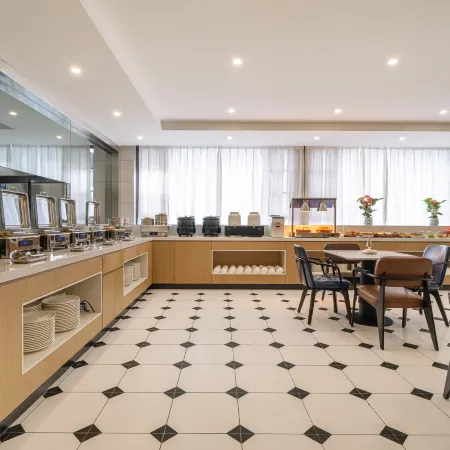 Rezen Huasheng Hotel (Linzhi Hong Kong Road Shopping Street Store)