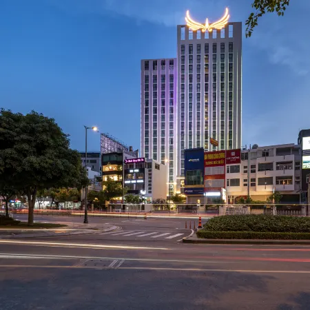 Muong Thanh Luxury Sai Gon Отели рядом с достопримечательностью «Фунхуан»