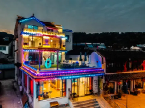 Deer  Panoramic View of Taihu Hot Spring Home Party Club فنادق في 