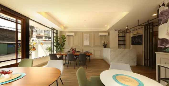 Viva la Vida Hotel Hotels near Siam Niramit