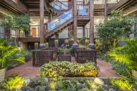 Floral Hotel · ancient city of Lijiang Xin Jing Jing Ju Hotel فنادق في ليجيانغ