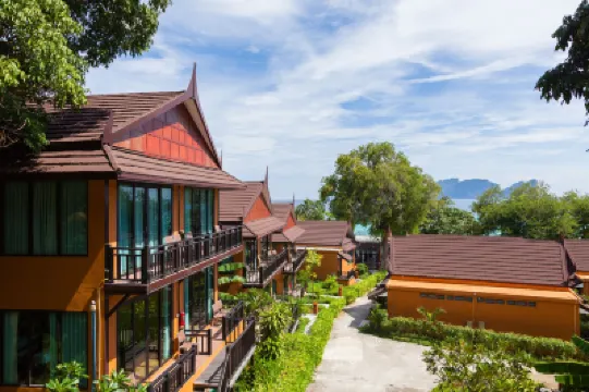 Phi Phi Long Beach Resort & Villa Island Divers周辺のホテル