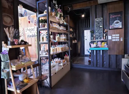 Papa's Home and Rabbit Café Отели рядом с достопримечательностью «Wat Phra That Si Chom Thong Worawihan»