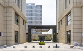 Huayi Hotel (Xinxiang East High-speed Railway Station)