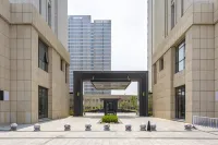 Huayi Hotel (Xinxiang East High-speed Railway Station) Hotels near Xinxiang Vocational and Technical College