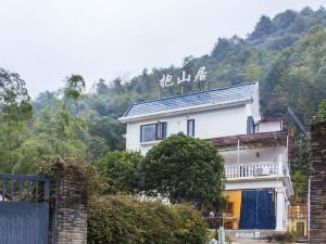 A homestay which embrace the mountains in jingdezhen