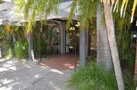 Brisbane International Virginia Hotels near Bella Cosi Modern Italian Restaurant