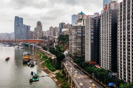 Atour S Hotel Chongqing Jiefangbei Hongyadong  riverview Отели рядом с достопримечательностью «Lanyuan»