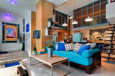 Blu Cabin Ari Stylish Gay Poshtel