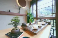 Qingyu Designer Riverview Homestay (Fenghuang Ancient Town Hongqiao Branch)