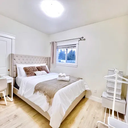 Sweet Home-Separate Entry-Near YVR Airport & Skytrain & Costco Отели рядом с достопримечательностью «Vancouver Olympic Centre»