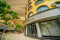 海悦影視酒店（蒙自文萃路店） 鄰近KVT酒吧足療會所用品的酒店