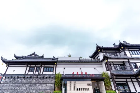 Zhonglu Hotel (Donglin Ancient Town) Отели рядом с достопримечательностью «Lushan Taohuayuan Scenic Area»