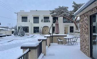 Yunqi Fenglinli Pool Resort Homestay (Yanji Chaoyangchuan Airport High speed Railway Station Branch)