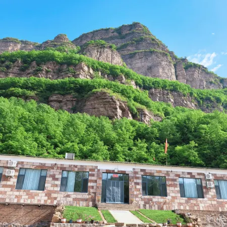 Linzhou Lakeside Cottage Homestay