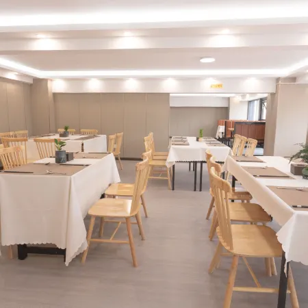 Kaixin Light Luxury Hotel (Dali High-Speed Railway Station Xingsheng Bridge)