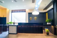 Xueyu Vale · Riverside Mountain Manor (Wolong Branch) - parking