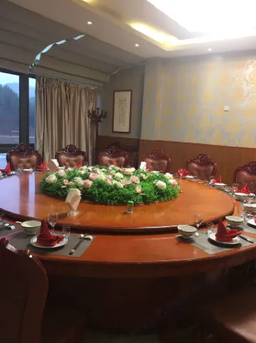 Loushanglou Wooden House Hostel