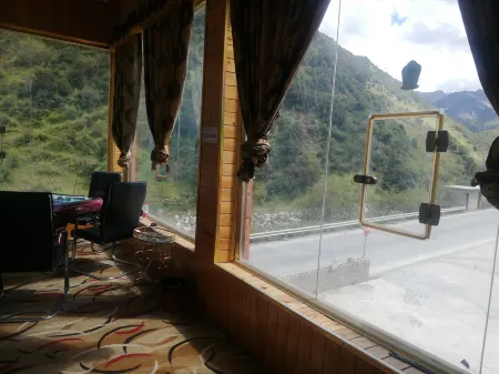 Batang Hot Spring Inn Отели рядом с достопримечательностью «Hot Spring Boiled Tibetan Eggs»