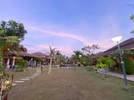 Waterside Resort Отели рядом с достопримечательностью «Pranburi Mongrove Forest»