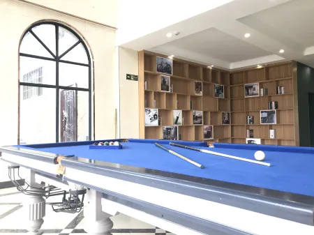 Civil Rights Morandi Light Luxury Hotel Отели рядом со станцией Minquan Railway Station