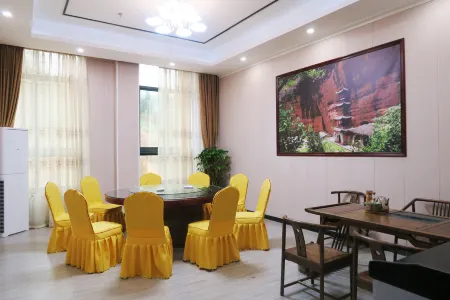 Lucky Orchid Hotel Отели рядом с достопримечательностью «Sanbaishan Mountain Scenic Area»