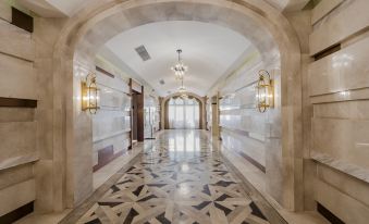 The foyer and hallways are adorned with marble, evoking a sense of nostalgia at Yitel Premium (Shanghai people's Square Nanjing Road Pedestrian Street shop)
