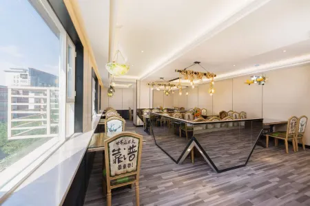 Leisure by Bestow hotel Отели рядом с достопримечательностью «Xinjiang University of Engineering (Tianjin Road Campus)»