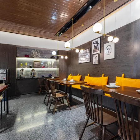 Baiguan Hotel (Jingmen Zhongtian Street. Yintai City Store)