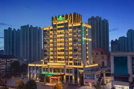 Wingate by Wyndham Ezhou Airport Отели рядом с достопримечательностью «Ezhou Polytechnic (Southeast to Fenghuang Subdistrict Office Lianhuashan Community Health Service Station)»