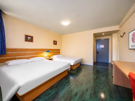 Homeinn Hotel (Chengdu North Railway Station Lotus Pond) Отели рядом с достопримечательностью «Swan Lake»