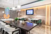 Atour Hotel, located above the fountain in Guiyang's Grand Cross Square - breakfast