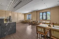 Chuxiong Golden Tianhua Hotel (Chuxiong Station Yiren Ancient Town) - bar