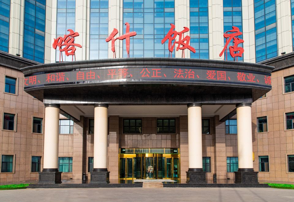 카시 호텔의 넓고 깨끗한 객실 모습