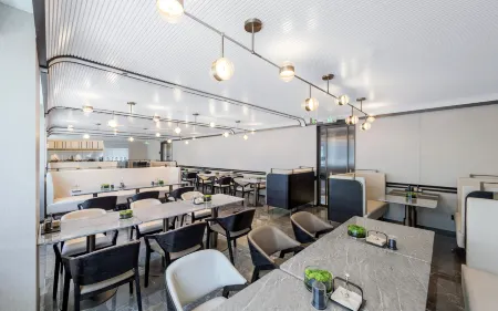 Shihezi Pedestrian Street Xihuan Road Atour Hotel Отели рядом с достопримечательностью «Shihezi University - South District»