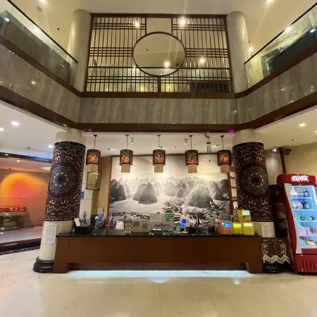 Shuimo Landscape Grand Hotel (Xingyi Railway Station)