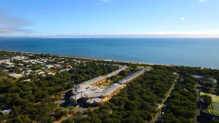 Abbey Beach Resort Отели рядом с достопримечательностью «Залив Джограф»