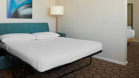 Delta Hotels by Marriott Toronto Отели рядом с достопримечательностью «Университет Виктория»