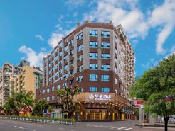 Huasheng Hotel (Haikou Yilong West Road Qilou Old Street Branch)
