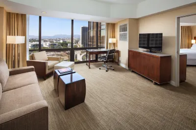 The Westin Bonaventure Hotel & Suites, Los Angeles Hotel dekat California African American Museum