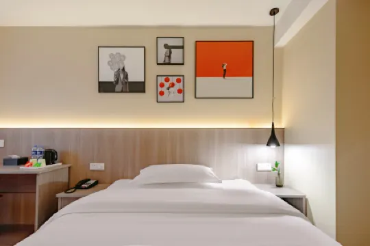 Ibis Hotel (Ningbo Tianyi Square - Gulou Subway Station)