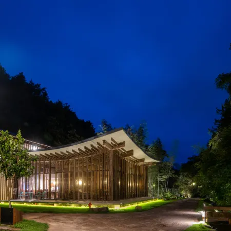 Zizai Pingjiang Wild Luxury Resort