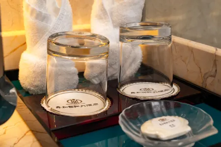 Ding He International Hotel Отели рядом с достопримечательностью «Xilaisi»